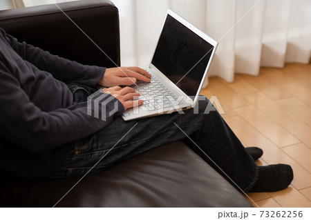 室内でパソコンを使うテレワークの男性手イメージ 73262256