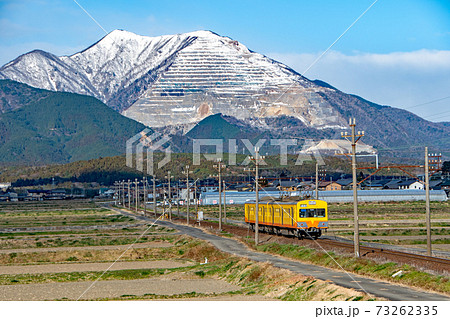 青空の下、冠雪の藤原岳の麓を走る三岐鉄道 青空の下、冠雪の藤原岳の麓を走る三岐鉄道 73262335