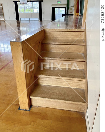 体育館の舞台へ上がる階段 体育館の舞台へ上がる階段 73262420