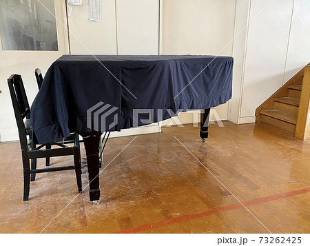 体育館のグランドピアノ 73262425