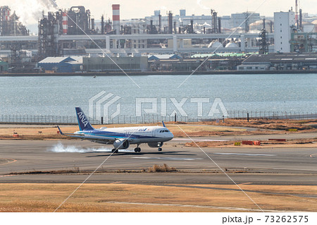 【羽田空港第一ターミナル　ANA機着陸時のタイヤスモーク】 73262575