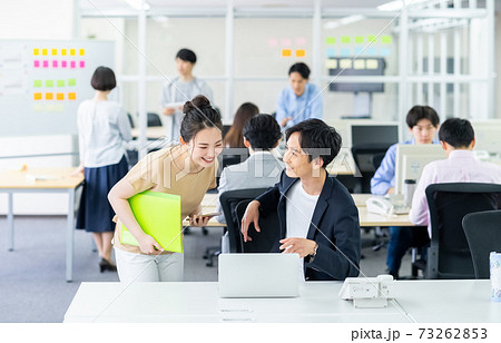 オフィスカジュアルの社内 73262853