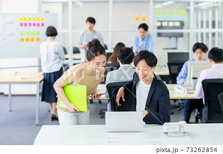 オフィスカジュアルの社内 73262854