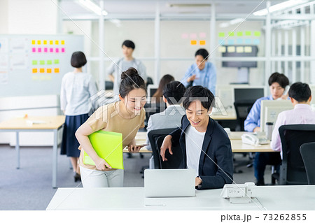 オフィスカジュアルの社内 73262855