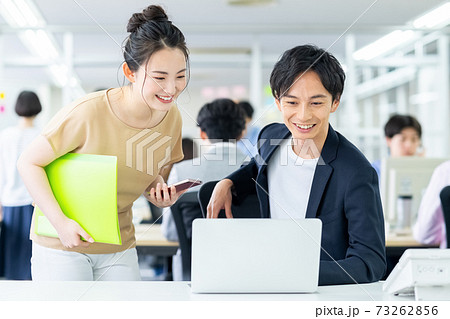 オフィスカジュアルの社内 73262856