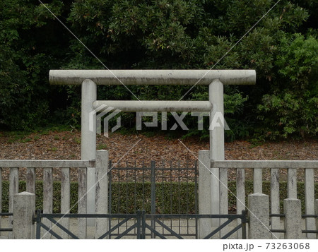 箸墓古墳の白い鳥居 73263068