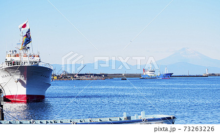 湘南三浦半島の神奈川県三浦市城ヶ島の北原白秋歌碑から見る富士山 73263226