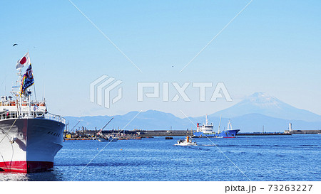 湘南三浦半島の神奈川県三浦市城ヶ島の北原白秋歌碑から見る富士山 73263227
