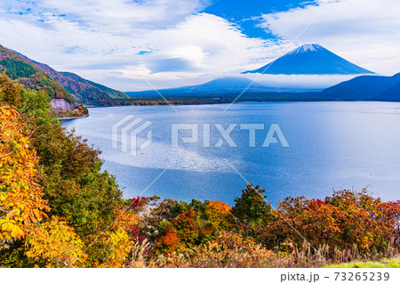 【山梨県】秋の本栖湖から望む、富士山 【山梨県】秋の本栖湖から望む、富士山 73265239