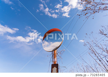 晴天の空とカーブミラー 73265405