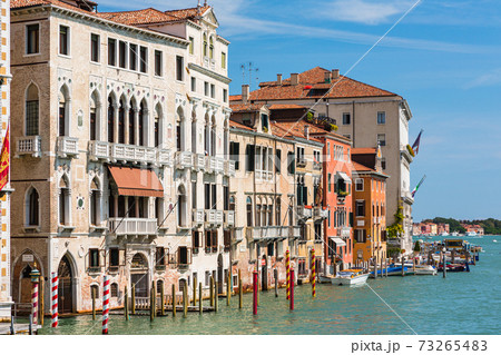 イタリア　ヴェネツィアの運河と街並み 73265483