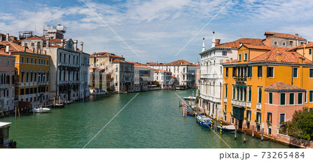 イタリア ヴェネツィアの運河と街並み イタリア ヴェネツィアの運河と街並み 73265484