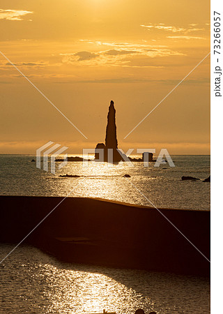 朝日を浴びるローソク岩のシルエット / 北海道余市町 73266057