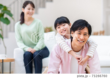 リビングでくつろぐ若い家族 リビングでくつろぐ若い家族 73266760