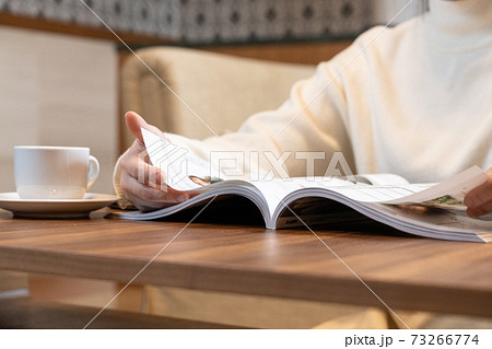 ファッション誌を読む女性の手 ファッション誌を読む女性の手 73266774