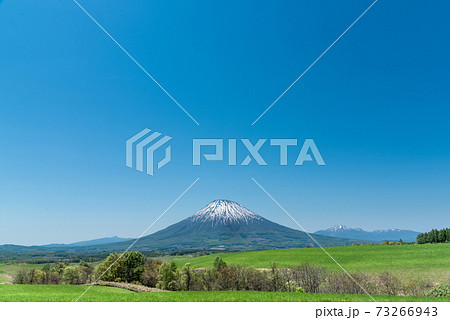 望羊の丘から望むニセコの雄大な風景と羊蹄山 北海道京極町の写真素材