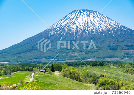 望羊の丘から望むニセコの雄大な風景と羊蹄山 北海道京極町の写真素材 望羊の丘から望むニセコの雄大な風景と羊蹄山 北海道京極町の写真素材