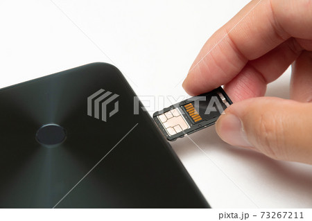 スマートフォンにSIMカードを挿入するシーン スマートフォンにSIMカードを挿入するシーン 73267211