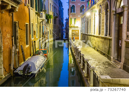 イタリア 夜のヴェネツィアの旧市街の運河と街並みの写真素材