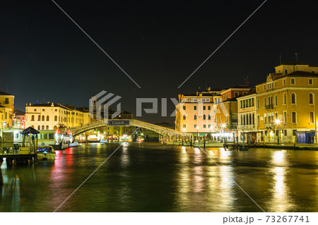イタリア 夜のヴェネツィアのスカルツィ橋 イタリア 夜のヴェネツィアのスカルツィ橋 73267741