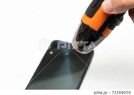 スマートフォンを修理するシーン / 白バック 73268059