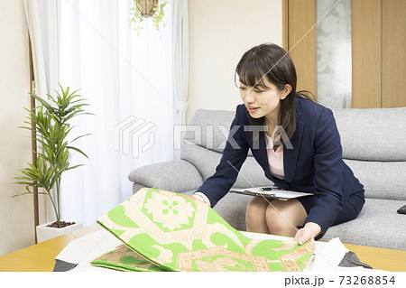 着物の査定をする着物買取業者 73268854