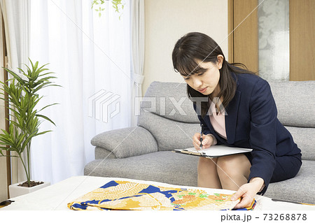 着物の査定で悩む着物買取業者 着物の査定で悩む着物買取業者 73268878