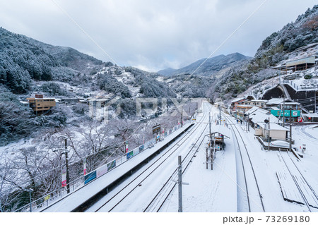 雪の大歩危駅 73269180
