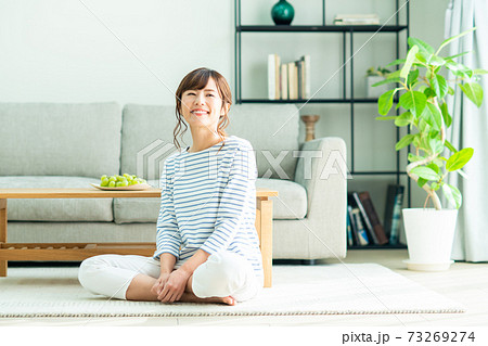 リビングでくつろぐ若い女性 リビングでくつろぐ若い女性 73269274