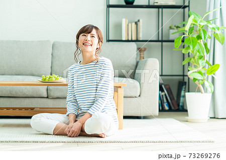 リビングでくつろぐ若い女性 リビングでくつろぐ若い女性 73269276