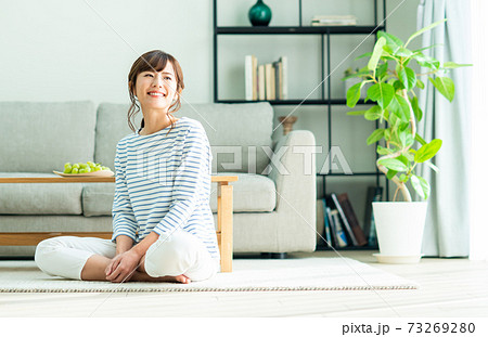 リビングでくつろぐ若い女性 73269280