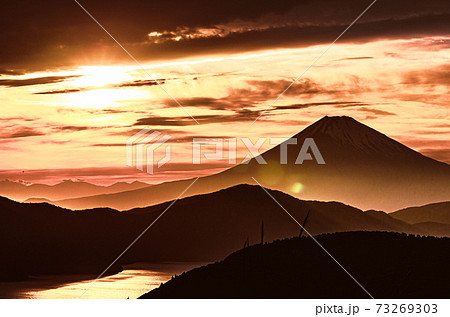 箱根大観山から望む夕日に染まる富士 箱根大観山から望む夕日に染まる富士 73269303