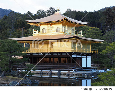 冬の金閣寺　夕暮れ時　こけらぶき屋根のふき替え終了 73270649