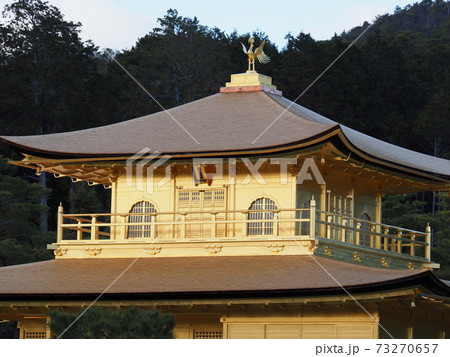 冬の金閣寺　夕暮れ時　こけらぶき屋根のふき替え終了 73270657