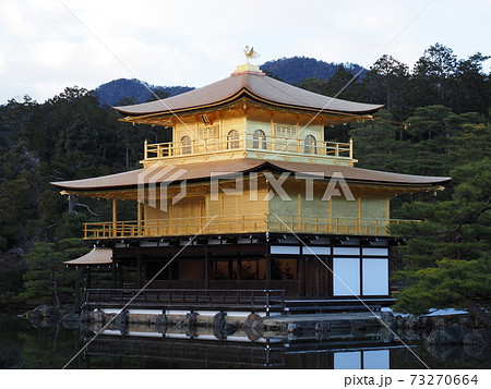 冬の金閣寺 夕暮れ時 こけらぶき屋根のふき替え終了 冬の金閣寺 夕暮れ時 こけらぶき屋根のふき替え終了 73270664