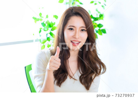 GOODサインを出す女性 GOODサインを出す女性 73270937