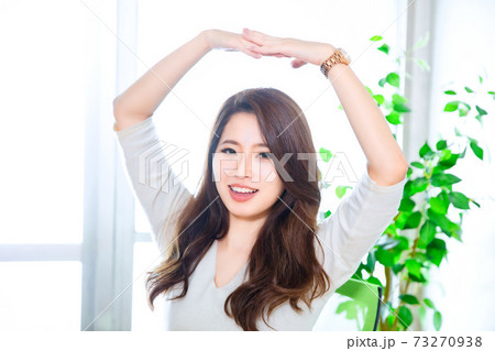OKサインを出す女性 OKサインを出す女性 73270938
