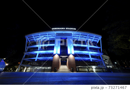 日本の横浜都市景観　青くライトアップされた横浜スタジアムなどを望む 73271467