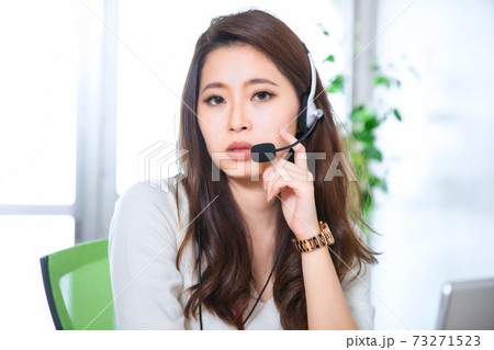 オフィスでヘッドセットをしている女性 73271523