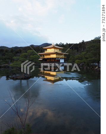 冬の金閣寺 夕暮れ時 こけらぶき屋根のふき替え終了 冬の金閣寺 夕暮れ時 こけらぶき屋根のふき替え終了 73271894