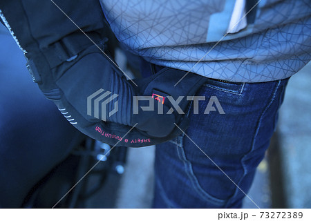 バイク用電熱ウエアの電源を入れるシーン バイク用電熱ウエアの電源を入れるシーン 73272389
