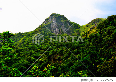 天空の道、UFOラインから見上げる、迫力のある名峰伊予富士の眺め・四国・高知県・愛媛県(2) 73272575