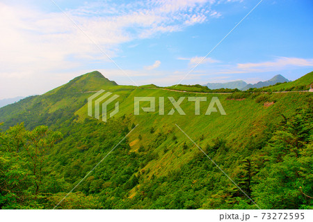 天空の道ドライブのハイライト、瓶ヶ森の稜線を行くUFOライン・四国・高知県・愛媛県(2) 73272595