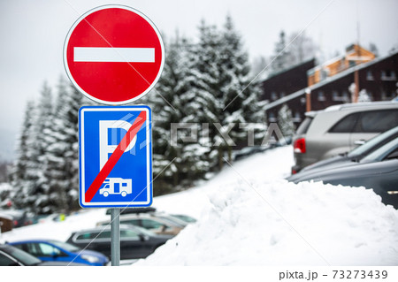 Road or traffic sign with no caravan parking during the winter time Road or traffic sign with no caravan parking during the winter time 73273439