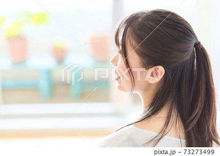 部屋でリラックスしている女性のイメージ 73273499