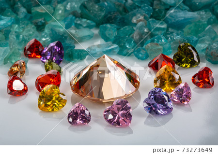 .The golden diamonds are surrounded by heart shaped diamonds. 73273649