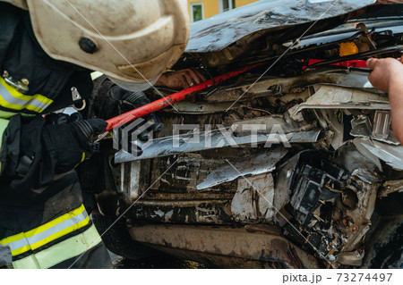 Rescuers rescue victims from a wrecked car 73274497