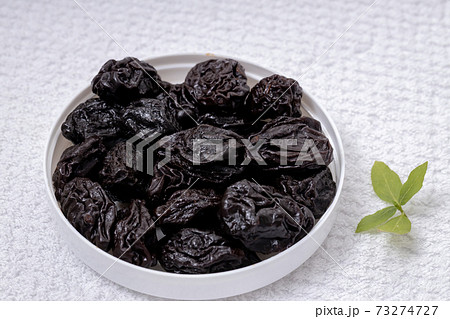 Pitted prunes served Pitted prunes served 73274727