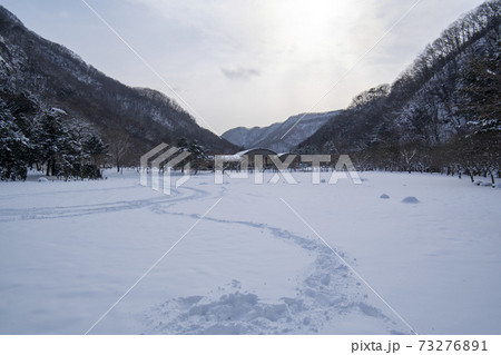 山 冬 季節 73276891