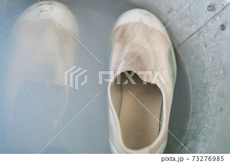 上履き洗い 73276985